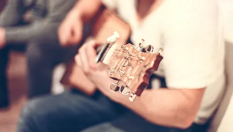 Lær flere akkorder og sange på guitar